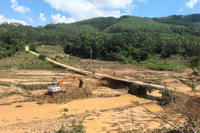 桂西公路部门对横州镇龙乡剪刀村桥梁路面进行加固