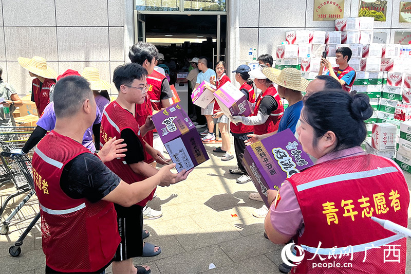 志愿者在传运物资。人民网 韦欢摄