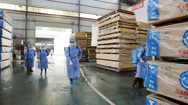 防疫人员对重点区域进行消杀。钟楚媚摄