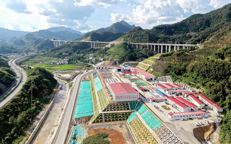 黃百鐵路廣西段首孔T梁成功澆筑