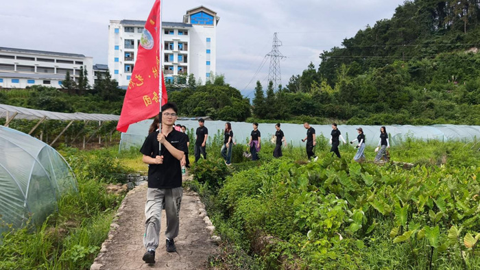 实践团全体成员重走中峰村长征旧址步道