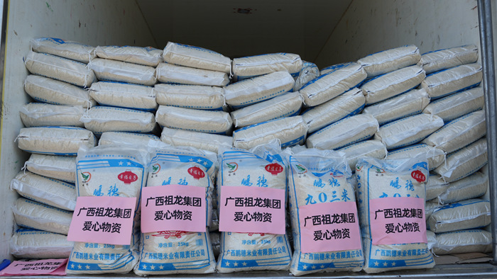 祖龙集团捐赠的大米。黎青丽摄