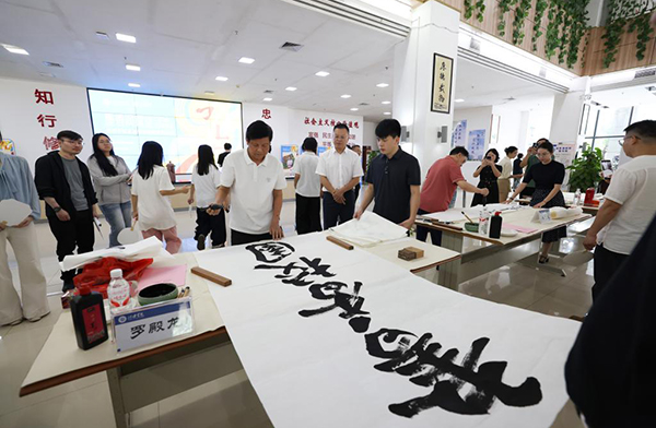 书画名家现场铺纸研墨、即兴挥毫。广西职业师范学院供图