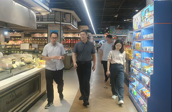 北海市商務局檢查組到超市核查生活必需品的儲備與供應情況，督促企業提前備貨，確保台風期間民生商品供應充足、價格平穩。