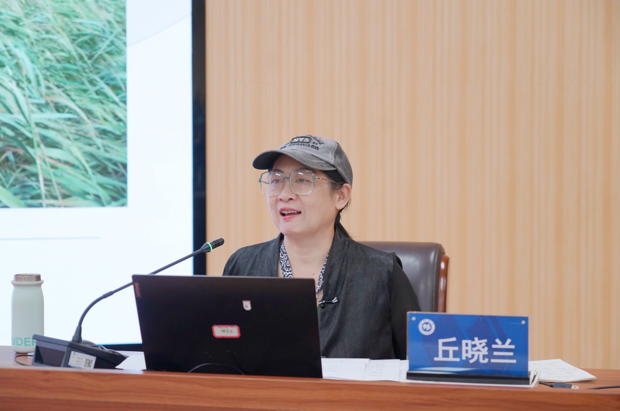 丘曉蘭在講座中。蘇顯鑒攝