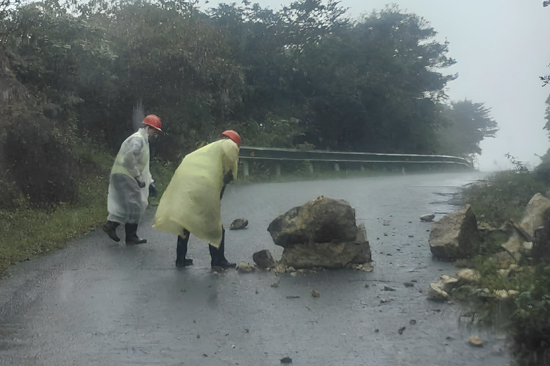 貓兒山公司員工冒雨清除上山道路上的落石。廣旅集團供圖