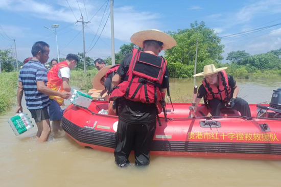 廣旅集團駐曹良村第一書記莫夏驍協助蒙圩鎮政府和曹良村委做好防汛救災物資的搬運分發工作。廣旅集團供圖