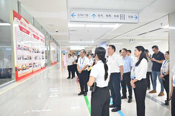 參觀對口幫扶成果展