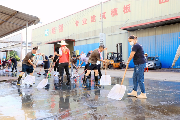 港南区干部职工到企业一线开展清理工作。刘志宁摄