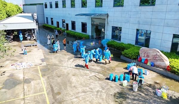 工作人员在做消杀前准备工作。港南融媒体中心供图