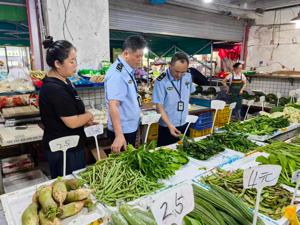 工作人员开展灾后市场检查，排查变质食品，稳物价保供应。港口区市场监督管理局供图