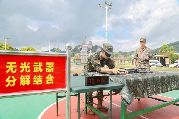 选手进行无光武器分解结合比赛。欧伟彬摄