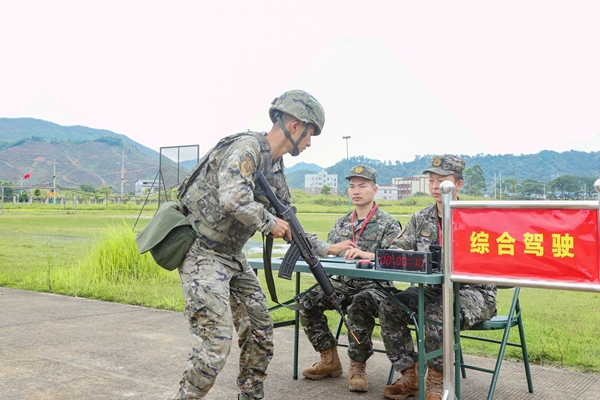选手进行综合驾驶比赛。欧伟彬摄