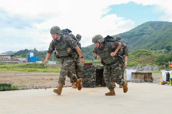 选手进行负重武装越野跑。欧伟彬摄