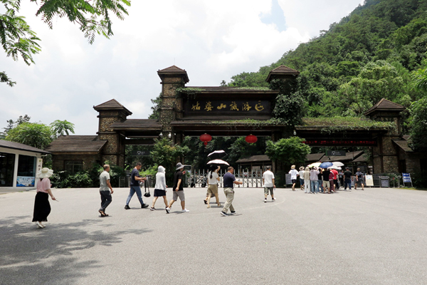 来自全国各地的游客到姑婆山景区避暑。