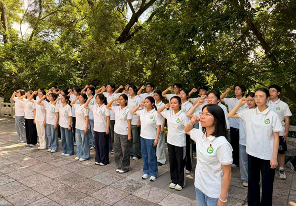 在烈士紀念碑前重溫入團誓詞。葛周鑫攝