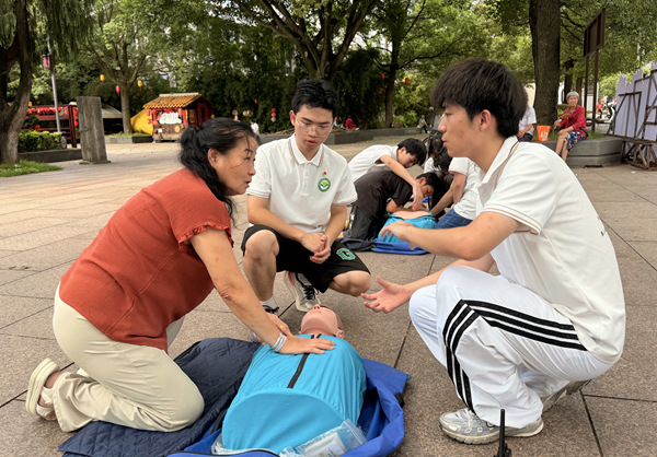 急救科普現場。張倍寧攝