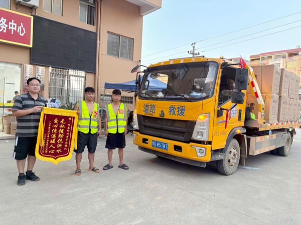 群众赠送锦旗。陆远培摄