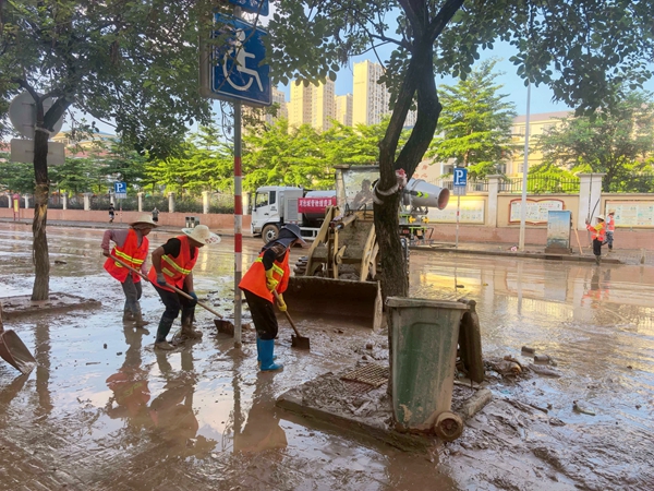 環衛工人正在清理淤泥垃圾。