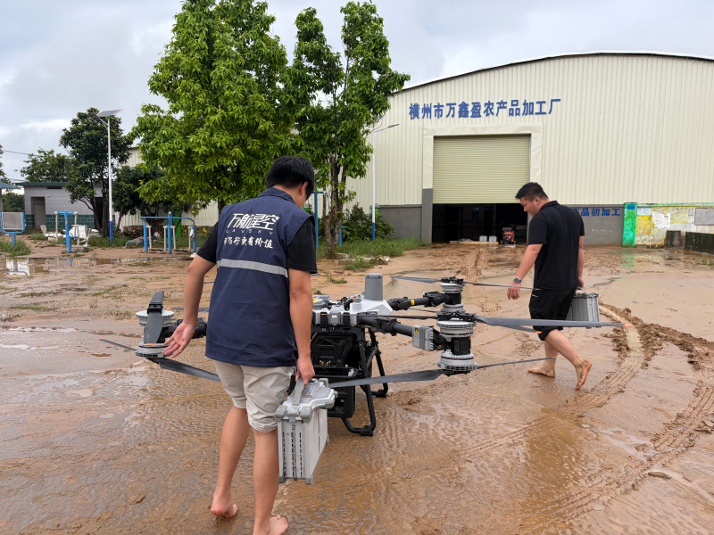 在横州市受灾区，无人机运送物资。南宁市低空经济产业协会供图