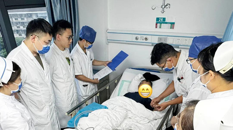 駐科中醫師參與聯合查房。百色市人民醫院供圖