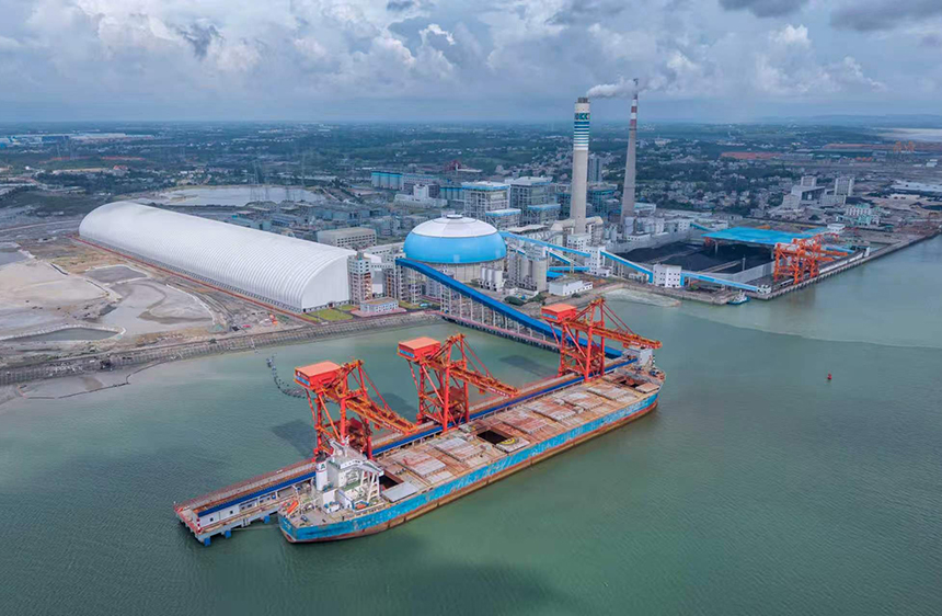 外贸船舶靠泊北部湾港北海港域铁山西港区石头埠作业区23号泊位进行装卸作业