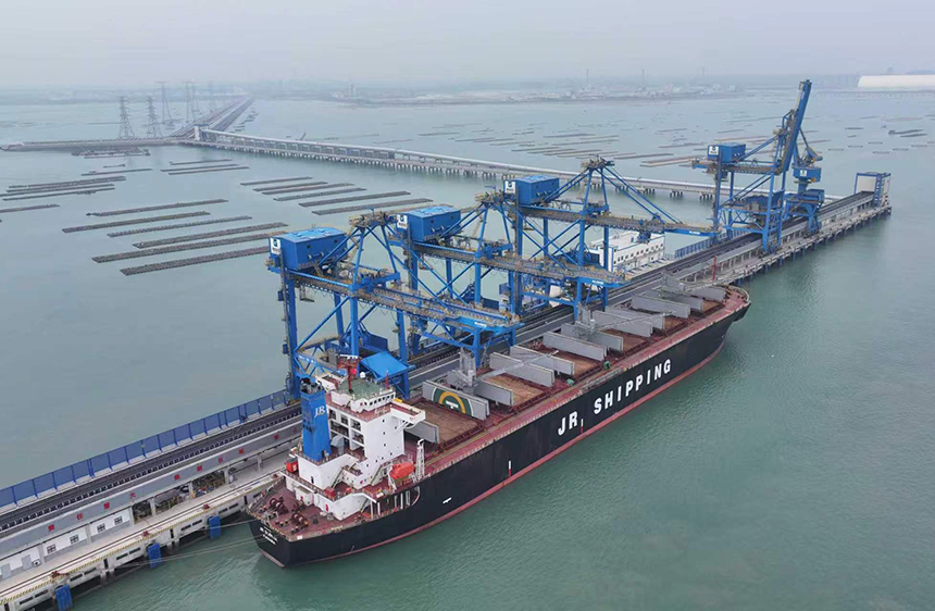 外贸船舶靠泊铁山港西港区石头埠作业区8号、9号泊位进行装卸作业