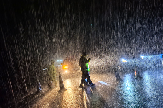 冒雨实施交通管制。覃海春摄