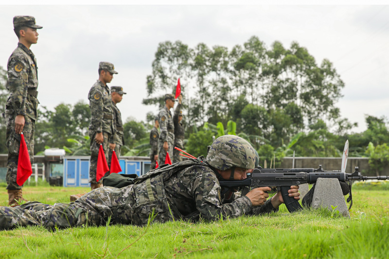 实弹射击比赛。许阔摄