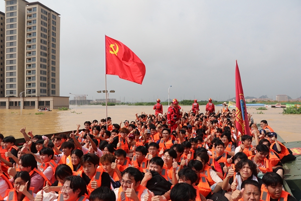同舟——貴港接力救援洪災被困師生實錄校內，師生協同搶險，積極自救﹔校外，沖鋒舟劈波斬浪，無人機騰空而起……一場生命至上的接力救援就此展開……【詳細】 