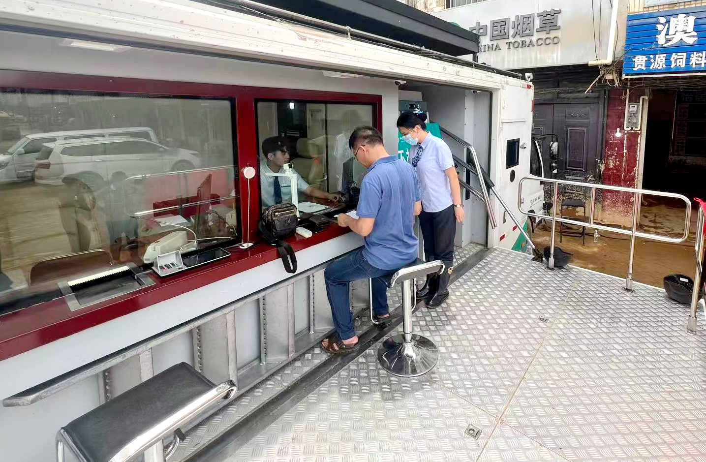 调配移动金融服务车为居民提供金融服务便利。农行广西分行供图