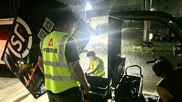 铁塔维护人员协助修复受损快递配送车辆。
