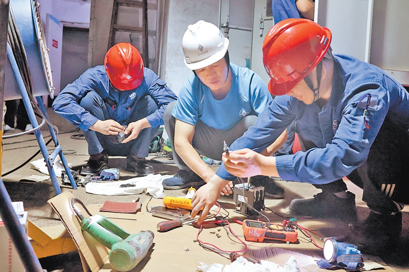 7月16日，上汽通用五菱汽车股份有限公司到贵港市汉邦木业有限公司，检修水浸机电设备。 杨小露摄