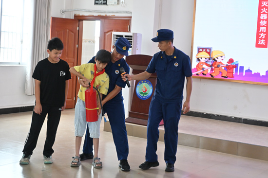 钟山县消防救援局深入乡村小学筑牢暑期安全防线(图1)