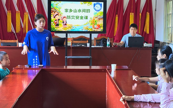 團隊成員開展地質防災科普課堂。付函逸攝