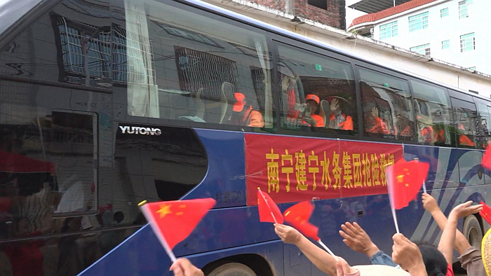 甘棠镇群众挥手送别环卫工作人员