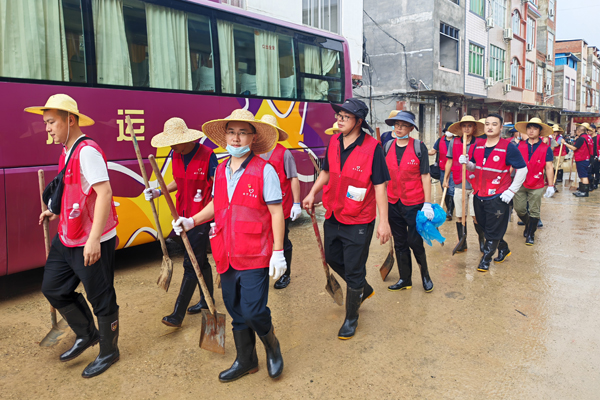 衡阳路小学教育集团教师志愿者团队赴灾区支援。