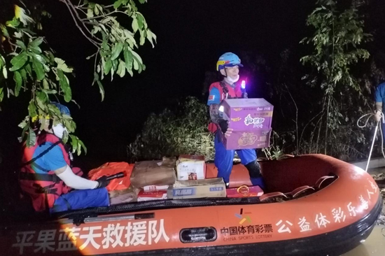 百色体彩代销者陆存伟在贵港参与抗洪救援。广西体彩供图