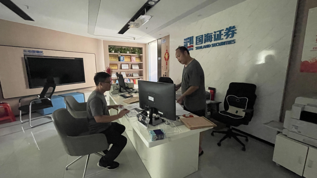 洪水期间，员工为客户办理业务