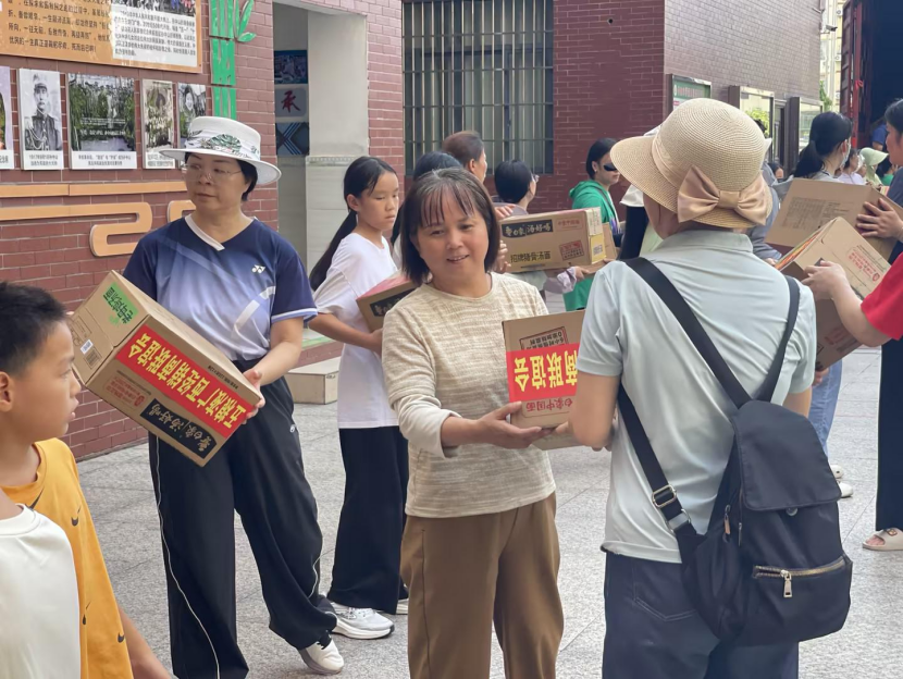 为贵港市中山小学搬运物资