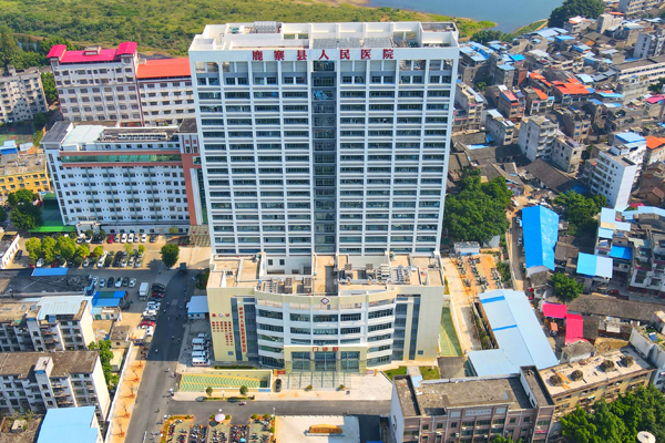 鹿寨县人民医院门诊楼及住院部大楼。