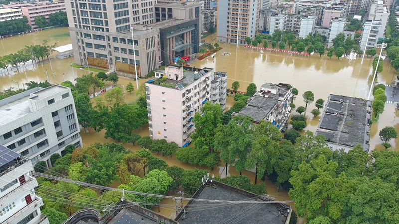 洪水倒灌入校，校园内严重内涝。广西现代职业技术学院供图