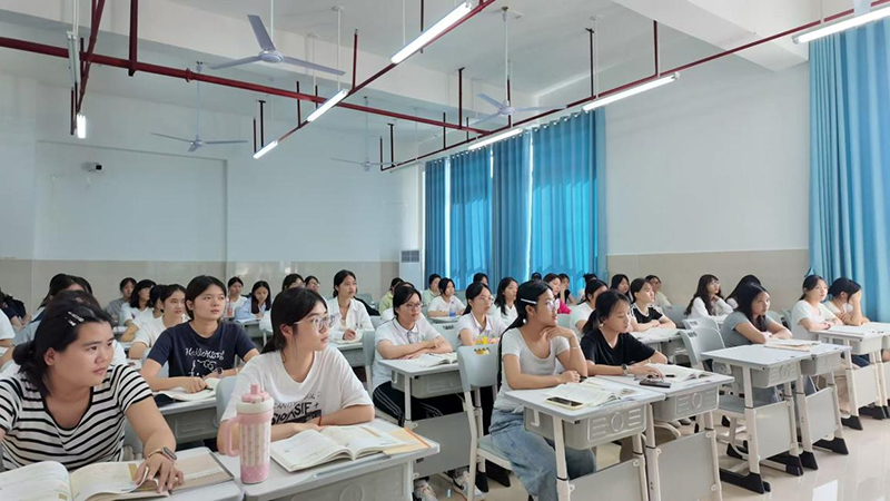 学校灾后半日恢复如常，学生正常上课。广西现代职业技术学院供图