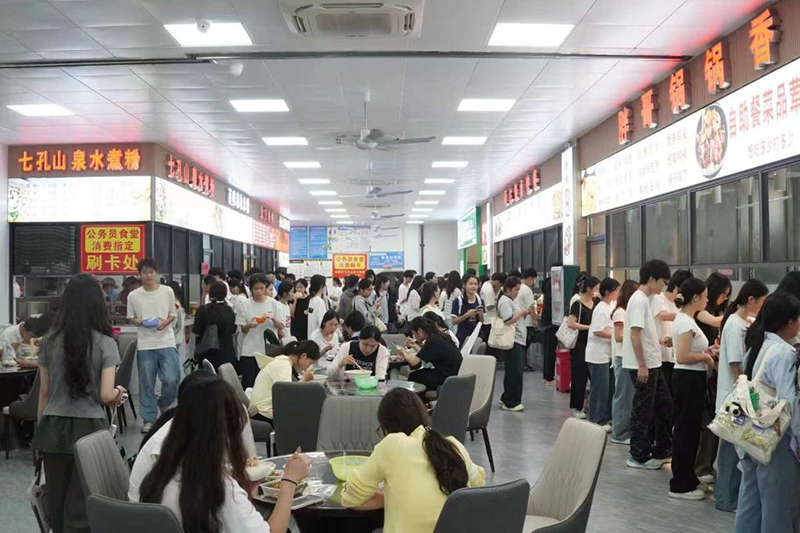 学校灾后半日恢复如常，学生在食堂就餐。广西现代职业技术学院供图