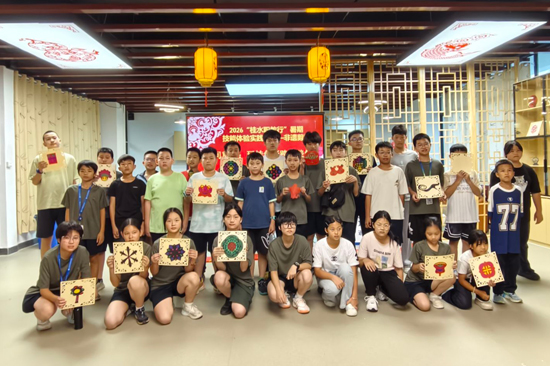 打卡校內非遺工作室,學習剪紙等傳統手工藝。學校供圖