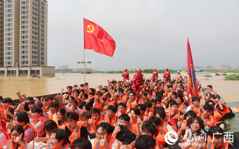 这抹“红”，筑起冲不垮的“堤”