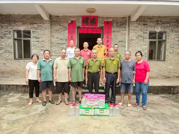 慰问合影。马瑞阳摄