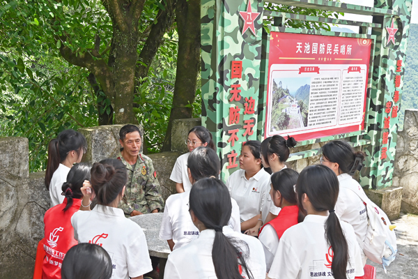 开展“界碑下的思政课”，聆听全国“最美奋斗者”凌尚前讲述守边故事。邓民胜摄