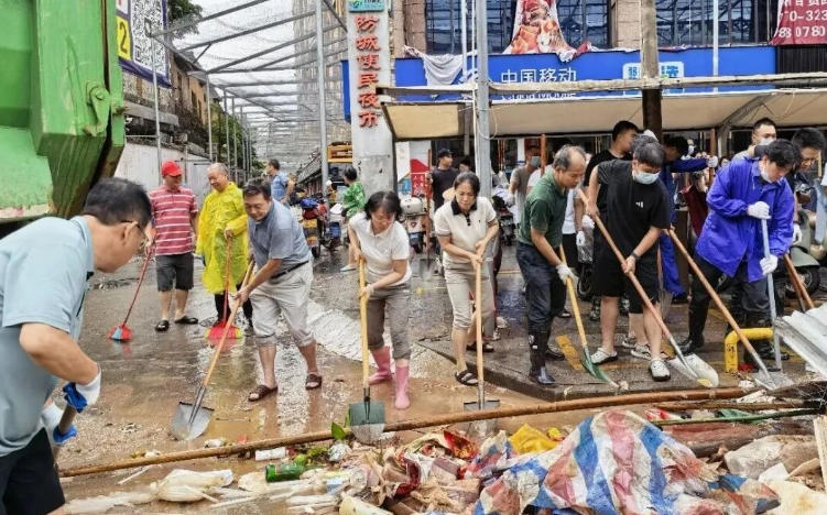 7月7日，防城港市防城区政协组织机关干部及政协委员参加街道垃圾及淤泥清理工作。