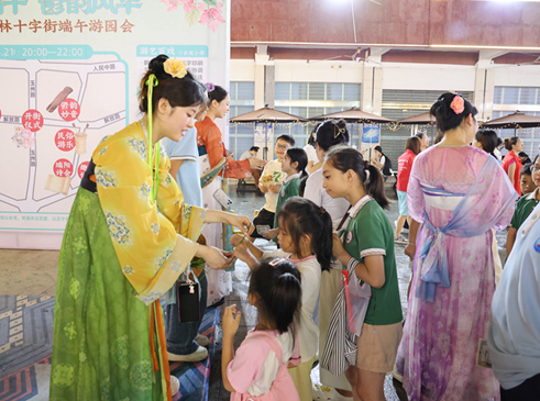 龙腾端午鬱韵浓 古风游园点亮玉林十字街  粽叶飘香迎端午，古风雅韵润玉州。6月18日晚，玉林十字街“龙腾端午·鬱韵风华”端午主题游园会正式启幕。丰富多样的民俗互动、趣味游戏与诗词体验轮番上演，让市民游客沉浸式感受传统端午文化的独特魅力，欢度浓情端午……[详细]